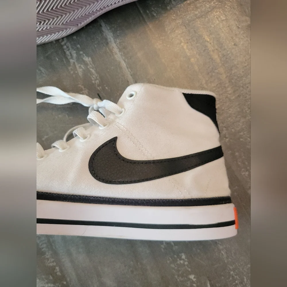 Nike Mens  Court Legacy Canvas Mid white and black sneakers. Size 8